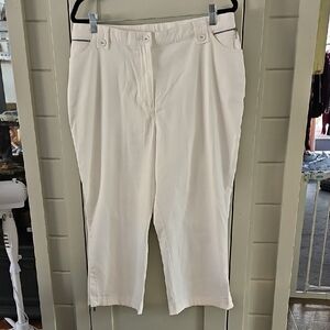 #199 Haggar Wgite Bottom Zippered Capris Sz 16 W17 R 12 L 22